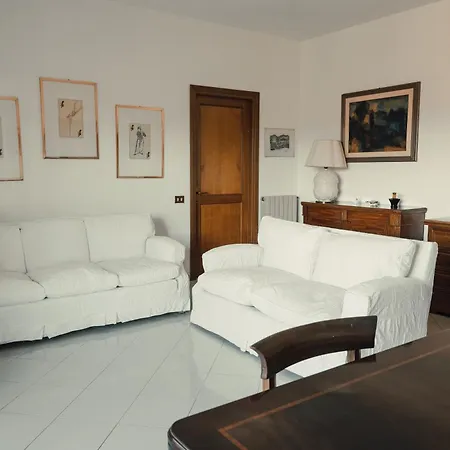 The Spacious With 3 Bedrooms And Private Parking *