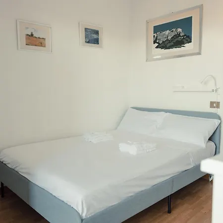 The Spacious With 3 Bedrooms And Private Parking *