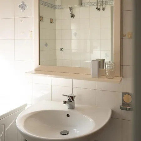 The Spacious With 3 Bedrooms And Private Parking *