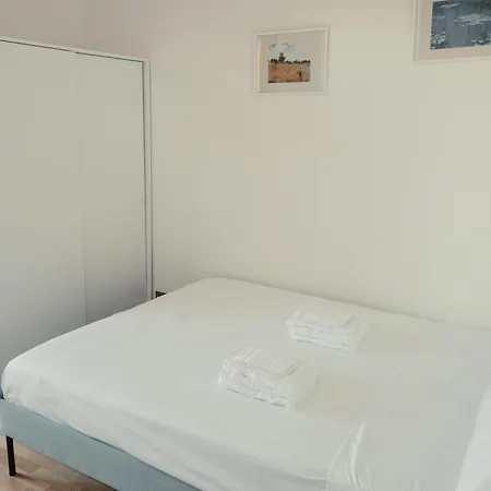 The Spacious With 3 Bedrooms And Private Parking *